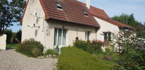 Colline-BeaumontMer, nature, acceuil的一间白色的小房子,有红色的屋顶