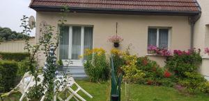 Colline-BeaumontMer, nature, acceuil的一栋房子前有一束鲜花