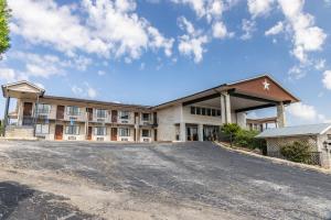 an empty parking lot in front of a building at Boerne Inn and Suites in Boerne