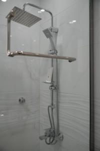 The High View Hotel - ذا هاي فيو في الباحة: دش مع باب زجاجي ورف في الحمام