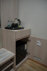 The High View Hotel - ذا هاي فيو في الباحة: مطبخ مع حوض مع غلاية الشاي عليه