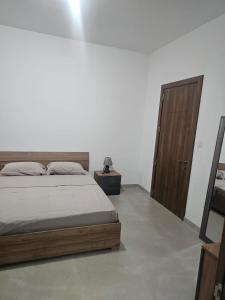 Una cama o camas en una habitación de Maisonette Gzira