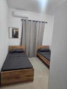 Una cama o camas en una habitación de Maisonette Gzira