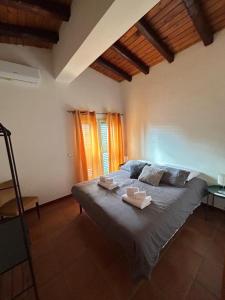 una camera da letto con un grande letto con due piatti sopra di Otium54 apartment a Ragalna