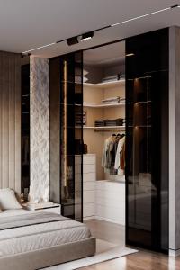 a bedroom with a closet with a bed in it at Ático de lujo para 7 personas in Cartagena de Indias