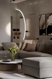 a living room with two couches and a table at Ático de lujo para 7 personas in Cartagena de Indias