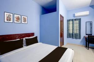 钦奈Hotel O Dream inn的卧室里有一张大床，墙壁是蓝色的 更多19张照片