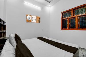 a bedroom with a white bed and a window at HOTEL O ROYAL SIDHAULI in Manwān