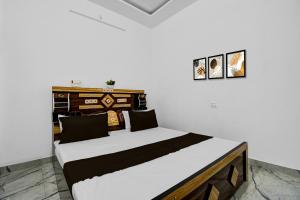 a bedroom with a bed in a room at HOTEL O ROYAL SIDHAULI in Manwān