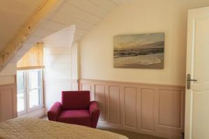 una camera da letto con un letto e una sedia di Ty pesker a Jouvente