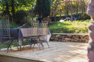 2 sedie e un tavolo su un patio di Ty pesker a Jouvente Altre 19 foto