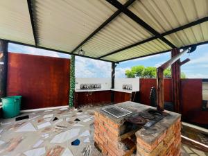 una stanza con pavimento in mattoni e stufa di Finca La Blanca a Doradal