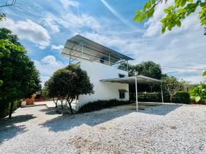 un edificio con un tetto sopra di Finca La Blanca a Doradal