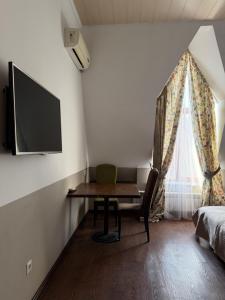 Μια τηλεόραση ή/και κέντρο ψυχαγωγίας στο Номера в уютном отеле Sofia-Promenade