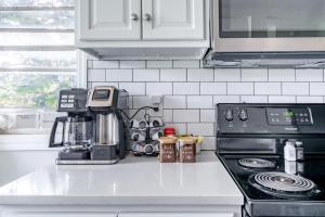 Foto dalla galleria di Jungle House Luxury Homes - Columbus Downtown Short North - Steps to Convention Center & Nationwide Arena - Sleeps up to 24 - Free Parking - Over 5,800 Five Stars a Columbus Altre 122 foto