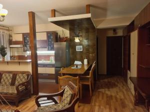 una cucina con tavolo, sedie e frigorifero di Șoimului 27 No Smoking Apart a Craiova