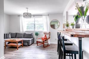 Foto dalla galleria di Jungle House Luxury Homes - Columbus Downtown Short North - Steps to Convention Center & Nationwide Arena - Sleeps up to 24 - Free Parking - Over 5,800 Five Stars a Columbus