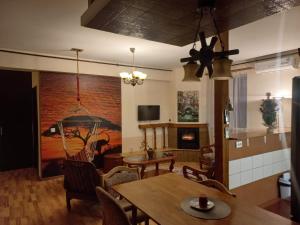 クラヨーヴァにあるȘoimului 27 No Smoking Apartのリビングルーム(ダイニングテーブル、暖炉付)