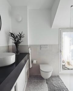 un bagno bianco con lavandino e WC di Villa Tabaiba ad Arrieta Altre 12 foto