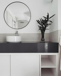 un bagno con lavandino e specchio di Villa Tabaiba ad Arrieta