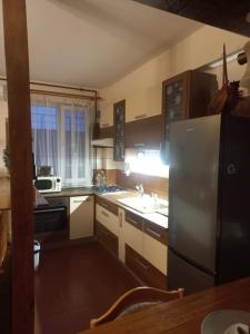 クラヨーヴァにあるȘoimului 27 No Smoking Apartの冷蔵庫とシンク付きのキッチン +1枚の写真