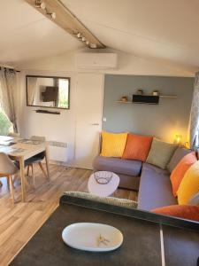 a living room with a couch and a table at bb - Confort & charme - Au Cœur de l'Occitanie, 3 ch,2 sdb, entre mer et campagne in Lattes