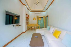 un soggiorno con un divano bianco e un tavolo di IRIN Hill Pool Villa Huahin Pranburi a Ban Nong Ban Kao