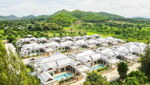 una vista aerea di una casa con tetti bianchi di IRIN Hill Pool Villa Huahin Pranburi a Ban Nong Ban Kao