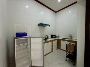 una piccola cucina con pareti bianche ed elettrodomestici bianchi di IRIN Hill Pool Villa Huahin Pranburi a Ban Nong Ban Kao