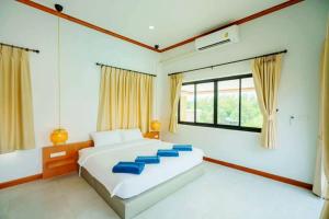 una camera da letto con un grande letto bianco e una finestra di IRIN Hill Pool Villa Huahin Pranburi a Ban Nong Ban Kao Altre 16 foto