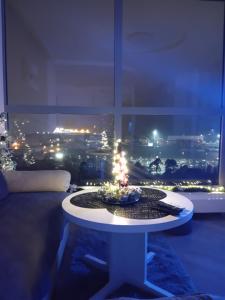 克莱佩达Sau Tau的客厅配有带蜡烛的桌子