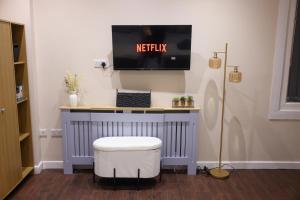 Μια τηλεόραση ή/και κέντρο ψυχαγωγίας στο Spacious High street apartment +11 φωτογραφίες