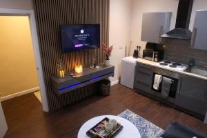 Η κουζίνα ή μικρή κουζίνα στο Spacious High street apartment