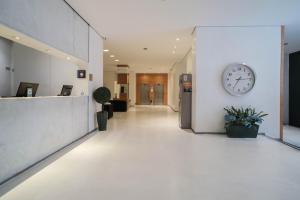 Ο χώρος του λόμπι ή της ρεσεψιόν στο Hotel Normandie - by Easy Hotéis