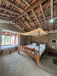 Kirti kewat Homestay في Maheshwar: غرفة نوم مع سرير بطابقين في غرفة