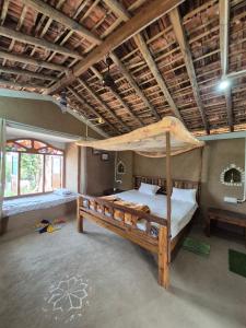 Kirti kewat Homestay في Maheshwar: غرفة نوم مع سرير بطابقين في غرفة