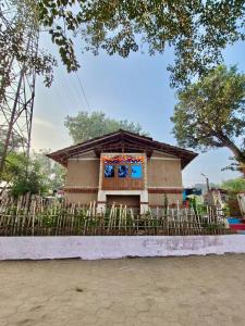 Kirti kewat Homestay في Maheshwar: منزل صغير أمامه سور