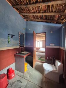 Kirti kewat Homestay في Maheshwar: حمام مزود بمرحاض ومغسلة ومرآة