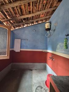 Kirti kewat Homestay في Maheshwar: غرفة صغيرة مع حوض ومرحاض +17 صورة