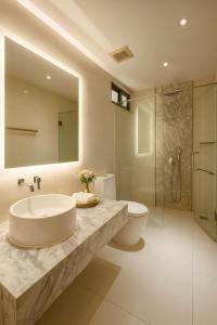 ein Badezimmer mit Waschbecken, Toilette und Dusche in der Unterkunft The View Kata Karon in Kata Beach