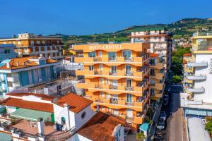 Cảnh núi rừng hoặc tầm nhìn ra núi từ khách sạn +32 ảnh