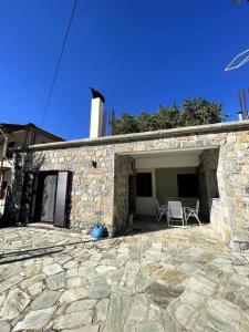 Το κτήριο όπου στεγάζεται  η παραθεριστική κατοικία