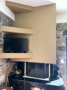 Μια τηλεόραση ή/και κέντρο ψυχαγωγίας στο Stymfalia Cozy Village Guesthouse