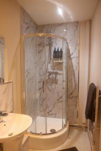 Ένα μπάνιο στο Spacious High street apartment