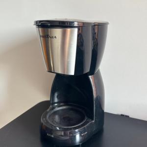 um liquidificador preto e prateado sentado numa mesa em Residência j&m em São Luís