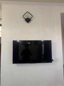 Телевизор и/или развлекательный центр в ComfortStay 1BHK