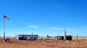 eine Gruppe von Bussen auf einem Feld mit amerikanischer Flagge in der Unterkunft Alien Acres UFO Campground in Sun Valley
