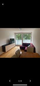 una sala de estar con un sofá y una mesa en 2 Minunten neben kaiserlichem Park, Zentrumnähe, en Viena