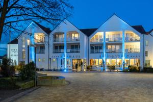 un grande edificio bianco con un cortile di fronte di Kurhaus Design Boutique Hotel a Erwitte