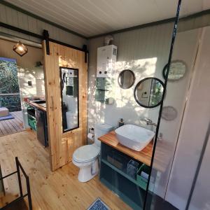 un bagno con un water e un lavandino di Squirrels Rest Treetop Glamping a Knysna